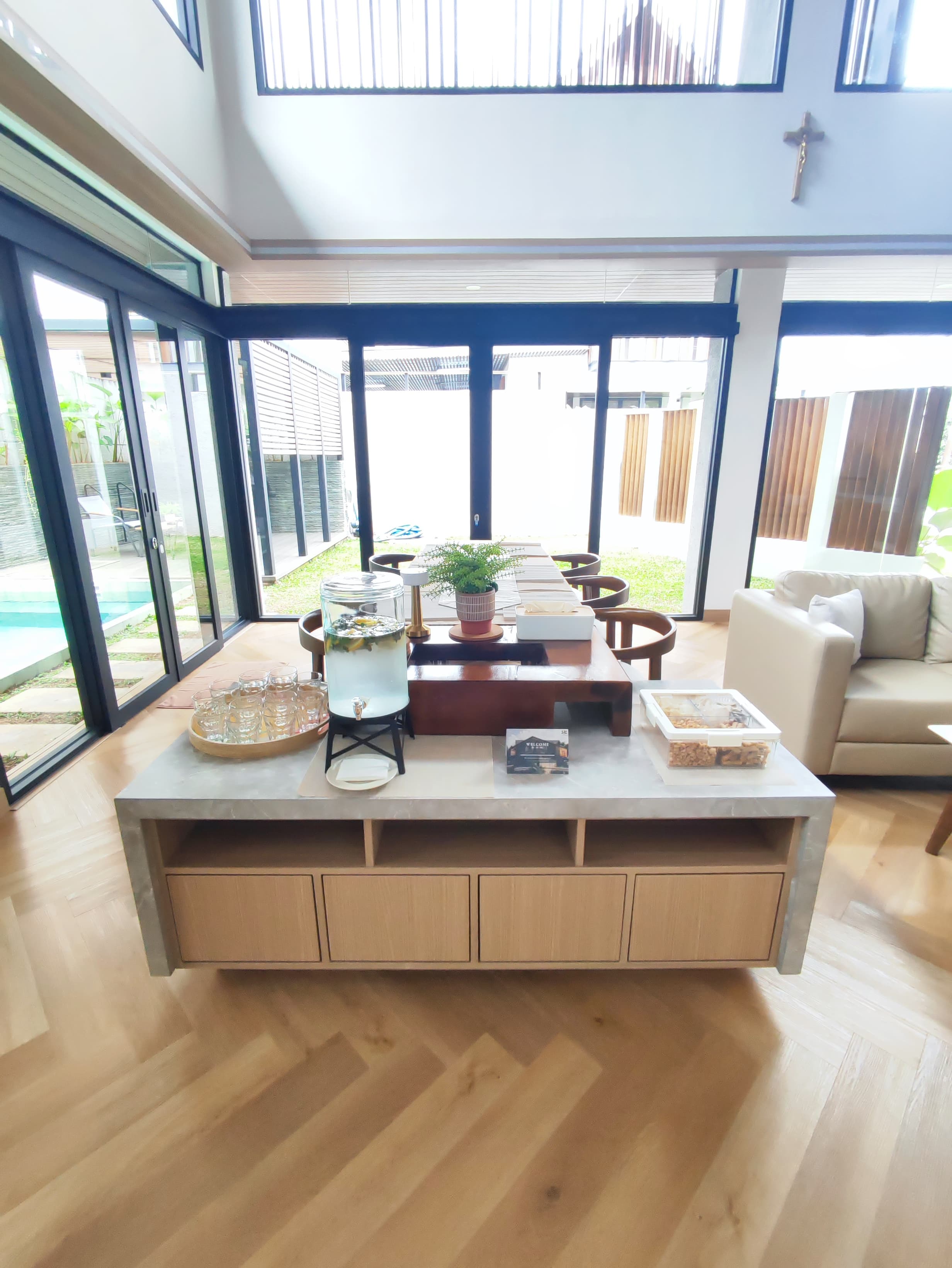 Villa Le Arumanis — Interior with pool view